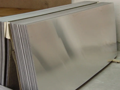 ¿Por qué aparecen manchas de aceite en la placa de aluminio terminada?