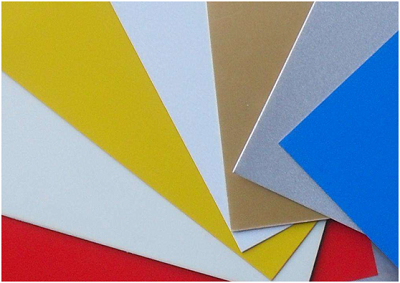 El uso de placa de aluminio recubierta de color.